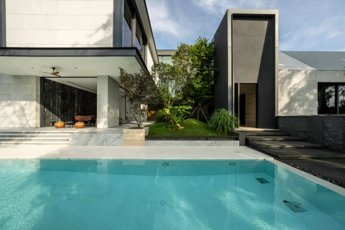 Courtyard pool between the two wings of a detached home at White House Park
